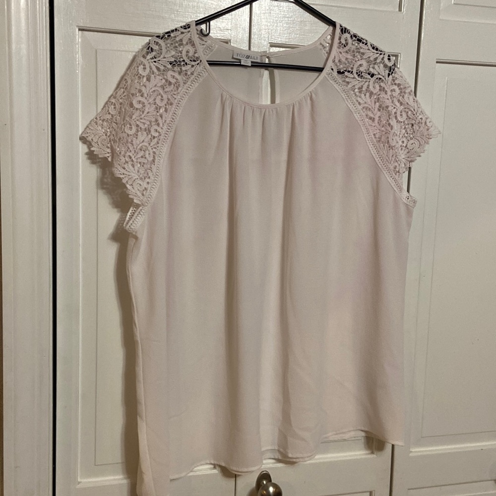 🛍️WESTPORT WHITE RAYON BLOUSE WITH EMBROIDERED ACCENTS. SIZE 2X🎁